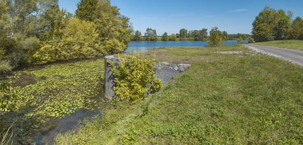 Les vestiges de la porte de garde de l'ancienne dérivation de Seurre. En arrière-plan, la Saône. © Région Bourgogne-Franche-Comté, Inventaire du patrimoine