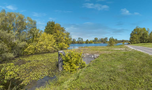 Les vestiges de la porte de garde de l'ancienne dérivation de Seurre. En arrière-plan, la Saône. © Région Bourgogne-Franche-Comté, Inventaire du patrimoine