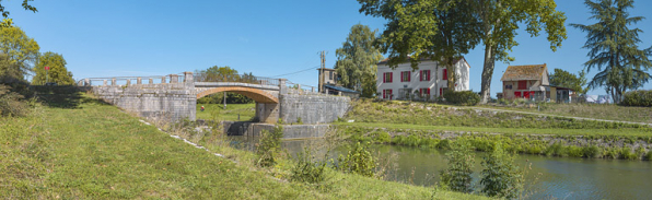 Vue d'ensemble du site, avec au centre, le pont sur écluse et à droite la maison éclusière et ses dépendances. © Région Bourgogne-Franche-Comté, Inventaire du patrimoine