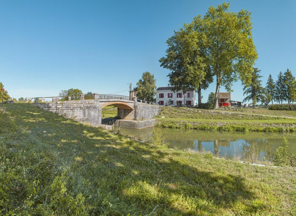 Vue d'ensemble du site, avec au centre, le pont sur écluse et à droite la maison éclusière et ses dépendances. © Région Bourgogne-Franche-Comté, Inventaire du patrimoine