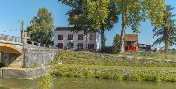 Une partie du pont et la maison éclusière. © Région Bourgogne-Franche-Comté, Inventaire du patrimoine