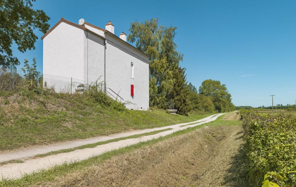 La maison éclusière de 3/4 : pignon de l'annexe latérale droite et face arrière. © Région Bourgogne-Franche-Comté, Inventaire du patrimoine