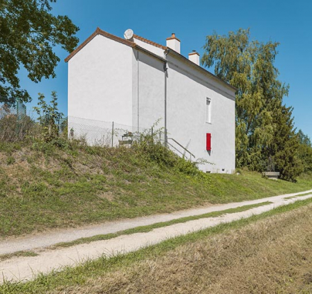 La maison éclusière de 3/4 : pignon de l'annexe latérale droite et face arrière. © Région Bourgogne-Franche-Comté, Inventaire du patrimoine