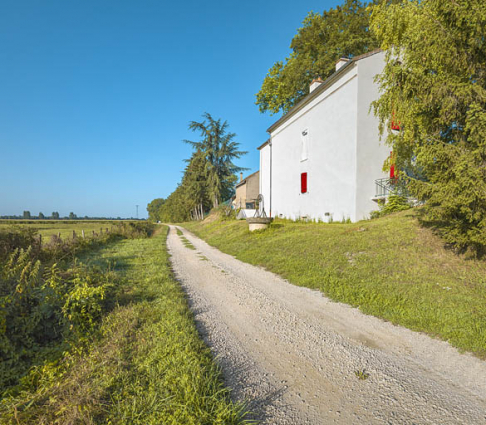 La maison éclusière de 3/4 : pignon, face arrière et puits. © Région Bourgogne-Franche-Comté, Inventaire du patrimoine