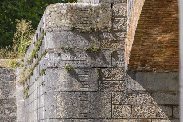 Détail de la voûte en brique et de l'échelle de crue sur la culée. © Région Bourgogne-Franche-Comté, Inventaire du patrimoine