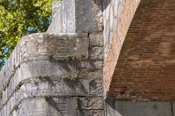 Détail de la voûte en brique et de l'échelle de crue sur la culée. © Région Bourgogne-Franche-Comté, Inventaire du patrimoine