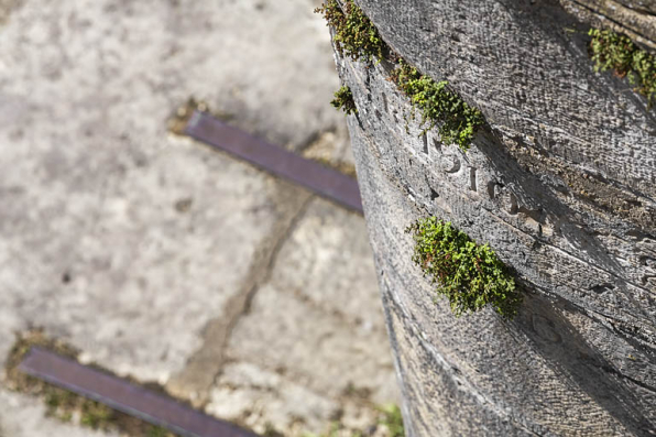 Détail de l'échelle de crue sur la culée du pont. © Région Bourgogne-Franche-Comté, Inventaire du patrimoine