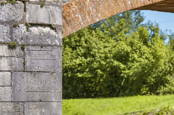 Détail de la voûte en brique et de l'échelle de crue sur la culée. © Région Bourgogne-Franche-Comté, Inventaire du patrimoine