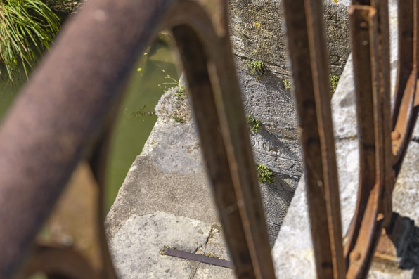 Détail de l'échelle de crue sur la culée du pont. © Région Bourgogne-Franche-Comté, Inventaire du patrimoine