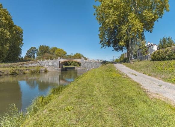 Vue d'ensemble du site, d'aval avec, à droite, la maison éclusière. © Région Bourgogne-Franche-Comté, Inventaire du patrimoine