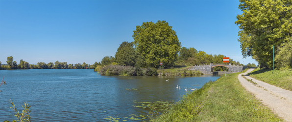 La fin de l'ancien bief, à la sortie du site d'écluse de Seurre. A gauche, la Saône. © Région Bourgogne-Franche-Comté, Inventaire du patrimoine