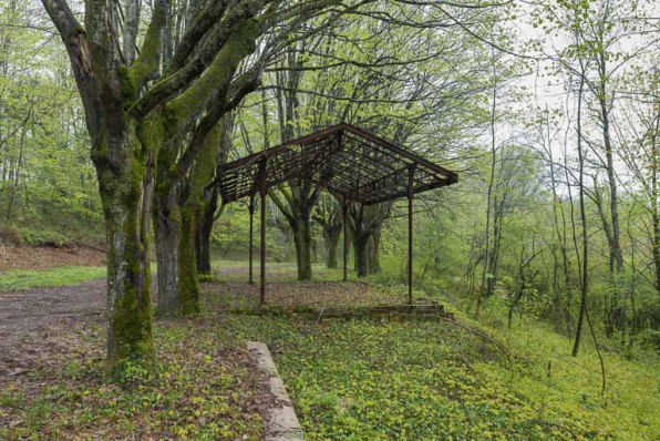 Vestiges des promenoirs d'Ernest Panz remontés sur le site de Pougues-Bellevue. © Région Bourgogne-Franche-Comté, Inventaire du patrimoine