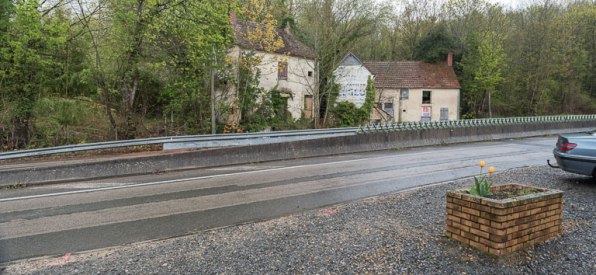 Maisons anciennes situées à l'entrée du site, le long de la route nationale de Paris à Antibes. © Région Bourgogne-Franche-Comté, Inventaire du patrimoine