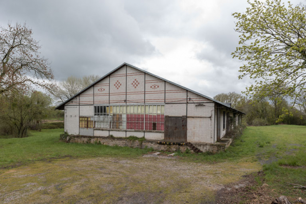 Bâtiment de l'embouteillage construit en 1928, mur pignon est et ancien quai de chargement nord. © Région Bourgogne-Franche-Comté, Inventaire du patrimoine