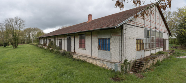 Bâtiment de l'embouteillage construit en 1928, mur pignon est et ancien quai de chargement sud. © Région Bourgogne-Franche-Comté, Inventaire du patrimoine