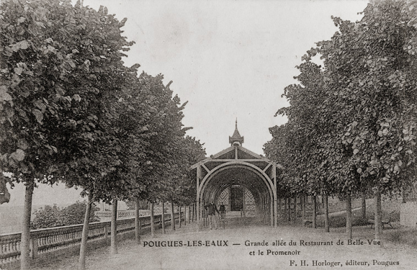 Allée de tilleuls sur la terrasse avec les anciens promenoirs en bois du parc thermal. © Région Bourgogne-Franche-Comté, Inventaire du patrimoine