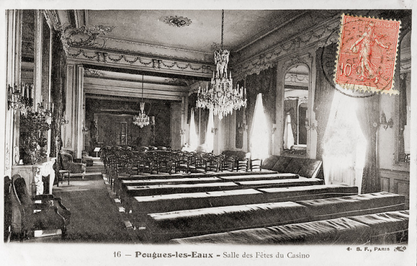 Salle de spectacle du casino construit en 1860-1863, vue en direction de la scène (mur sud-ouest). © Région Bourgogne-Franche-Comté, Inventaire du patrimoine