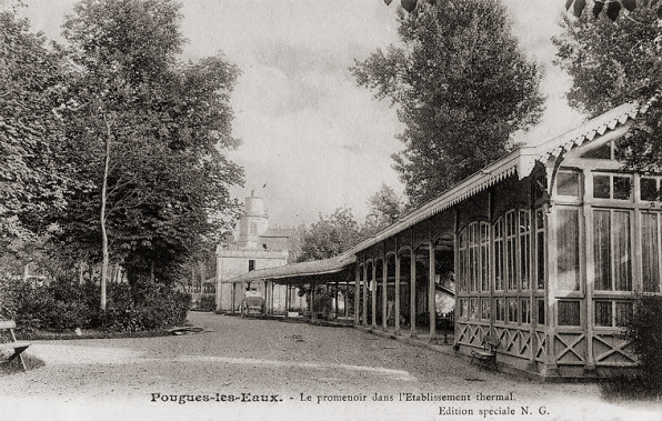 Vue de l'allée couverte, avec les promenoirs à l'arrière-plan. © Région Bourgogne-Franche-Comté, Inventaire du patrimoine