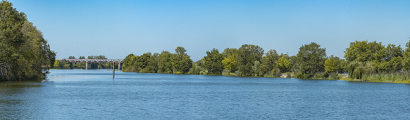 Vue d'ensemble de la Saône à hauteur du hameau de Chazelle, à droite le ponceau à la frontière entre Côte-d'Or et Saône-et-Loire et en arrière-plan le viaduc de Chivres. © Région Bourgogne-Franche-Comté, Inventaire du patrimoine