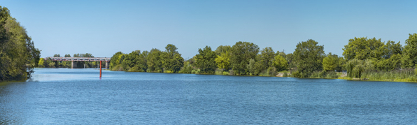 Vue d'ensemble de la Saône à hauteur du hameau de Chazelle, à droite le ponceau à la frontière entre Côte-d'Or et Saône-et-Loire et en arrière-plan le viaduc de Chivres. © Région Bourgogne-Franche-Comté, Inventaire du patrimoine