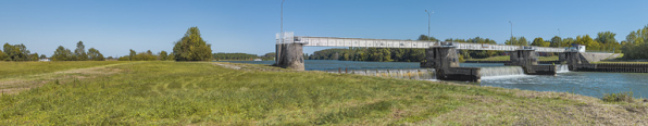 Vue d'ensemble du barrage depuis la rive droite. © Région Bourgogne-Franche-Comté, Inventaire du patrimoine