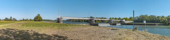 Vue d'ensemble du barrage depuis la rive droite. © Région Bourgogne-Franche-Comté, Inventaire du patrimoine