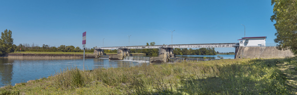 Vue d'ensemble du barrage depuis Charnay-lès-Chalon, rive gauche. © Région Bourgogne-Franche-Comté, Inventaire du patrimoine