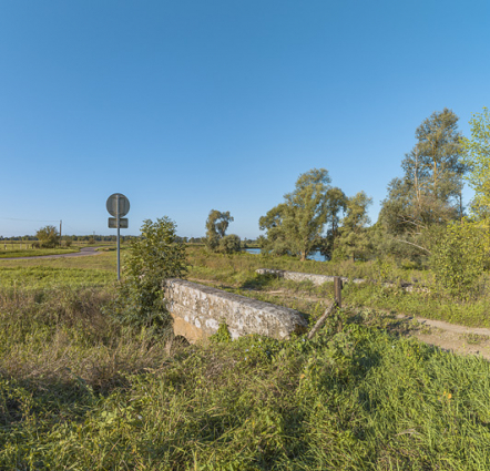 Chemin de halage et ponceau, le long du bief de Charnay sur le chemin de l'ancienne écluse. © Région Bourgogne-Franche-Comté, Inventaire du patrimoine