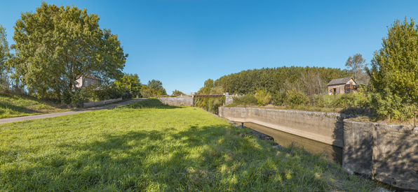 Vue d'ensemble du site de l'écluse de Charnay : à gauche, la maison éclusière, au centre, le pont sur écluse et à droite, la remise. © Région Bourgogne-Franche-Comté, Inventaire du patrimoine