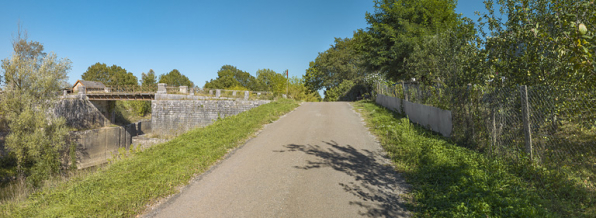 Le site d'écluse vu d'aval ; à droite, se trouve la maison éclusière. © Région Bourgogne-Franche-Comté, Inventaire du patrimoine