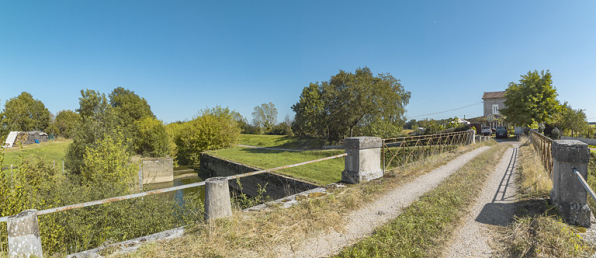 Le site d'écluse vu depuis la rive gauche, au niveau du pont sur écluse. © Région Bourgogne-Franche-Comté, Inventaire du patrimoine