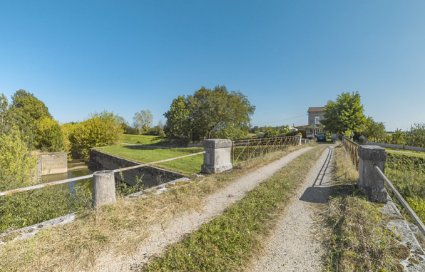 Vue d'ensemble du pont sur l'écluse depuis la rive droite. En face, la maison éclusière. © Région Bourgogne-Franche-Comté, Inventaire du patrimoine