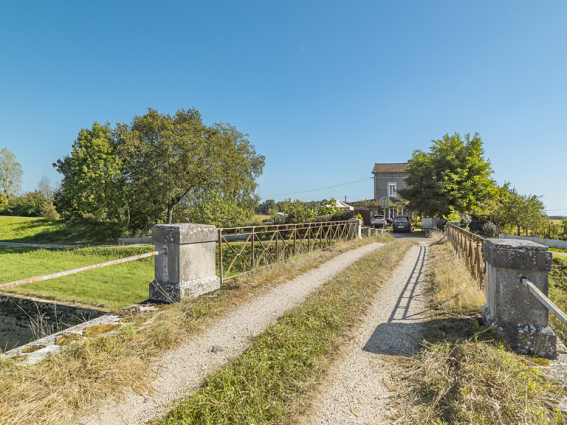 Vue d'ensemble du pont sur l'écluse depuis la rive droite. En face, la maison éclusière. © Région Bourgogne-Franche-Comté, Inventaire du patrimoine