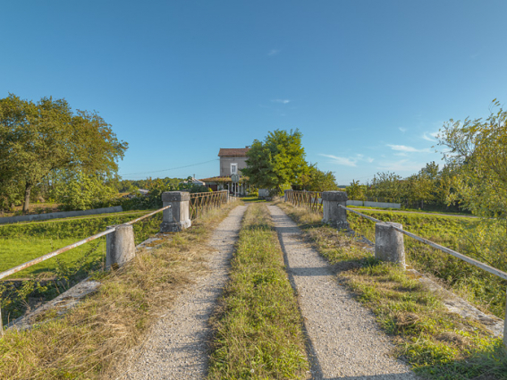 Vue d'ensemble du pont sur l'écluse depuis la rive droite. En face, la maison éclusière. © Région Bourgogne-Franche-Comté, Inventaire du patrimoine