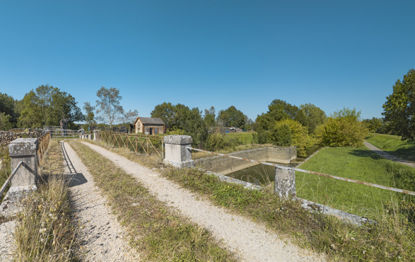 Le site d'écluse vu depuis le pont sur écluse. © Région Bourgogne-Franche-Comté, Inventaire du patrimoine