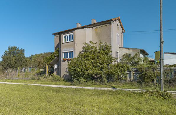 Façade arrière avec l'ajout d'un avant-corps central. © Région Bourgogne-Franche-Comté, Inventaire du patrimoine