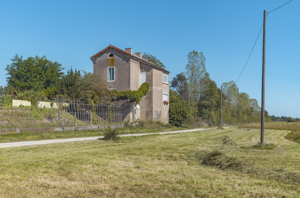 La maison éclusière, vue d'aval, dans son environnement paysager. © Région Bourgogne-Franche-Comté, Inventaire du patrimoine