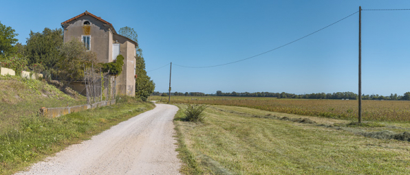 La maison éclusière, vue d'aval, dans son environnement paysager. © Région Bourgogne-Franche-Comté, Inventaire du patrimoine