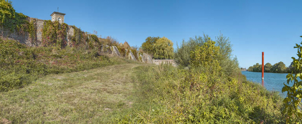 Les imposants murs en pierre, avec contreforts, au niveau du port et de l'église d'Ecuelles. © Région Bourgogne-Franche-Comté, Inventaire du patrimoine