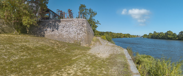 Les imposants murs en pierre, au niveau du port d'Ecuelles. © Région Bourgogne-Franche-Comté, Inventaire du patrimoine