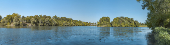 La sortie du bief d'Ecuelles, avec en arrière plan, à gauche, le site d'écluse d'Ecuelles et à droite, l'ancien bras de la Saône. © Région Bourgogne-Franche-Comté, Inventaire du patrimoine