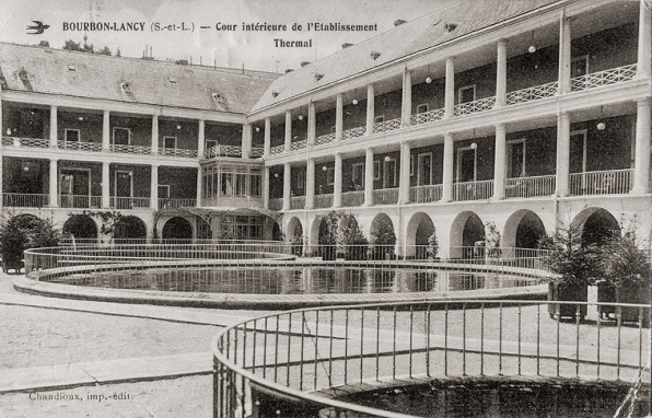Cour des bains, façades avec galeries ouvertes aux étages. © Région Bourgogne-Franche-Comté, Inventaire du patrimoine