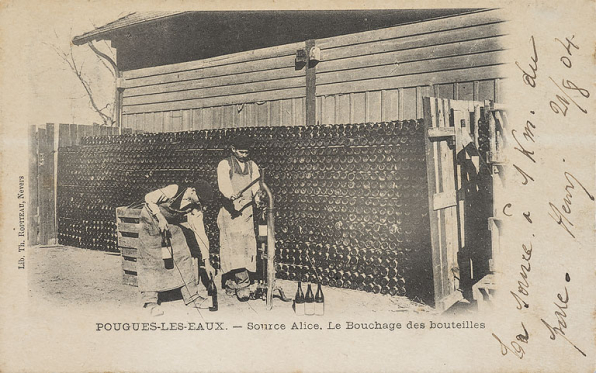 Bouchage manuel des bouteilles au début du 20e siècle. © Région Bourgogne-Franche-Comté, Inventaire du patrimoine