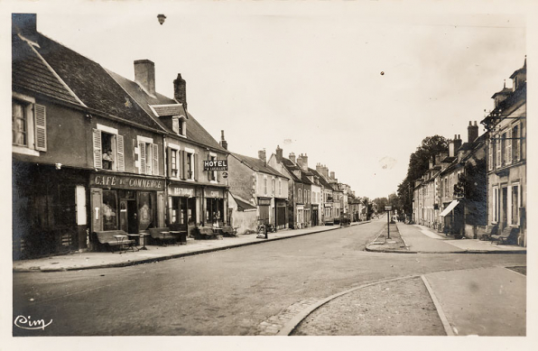 Vue de l'avenue de Paris avec la villa (à droite) dans les années 1960. © Région Bourgogne-Franche-Comté, Inventaire du patrimoine