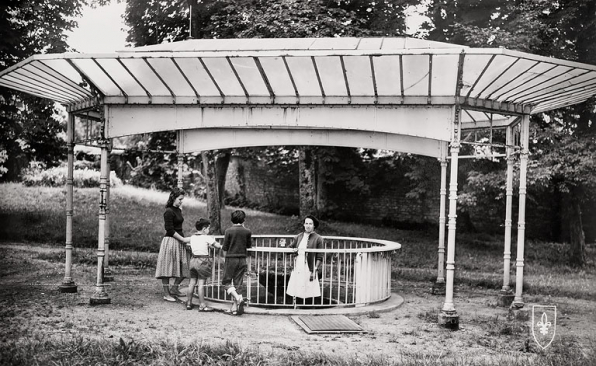 Buvette sur le site du Ponteau, premier état d'abandon (années 1970). © Région Bourgogne-Franche-Comté, Inventaire du patrimoine