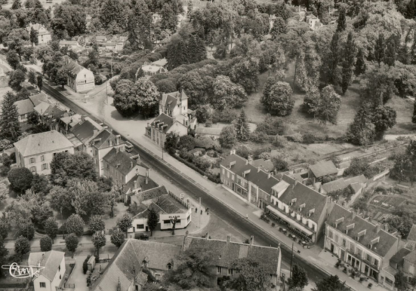 Vue aérienne du carrefour de l'avenue de Paris et de l'avenue de la Gare. © Région Bourgogne-Franche-Comté, Inventaire du patrimoine