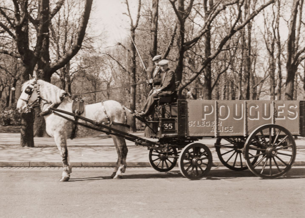 Voiture hippomobile de l'entreprise H. Foucault portant une publicité de l'eau minérale de Pougues (1938). © Région Bourgogne-Franche-Comté, Inventaire du patrimoine