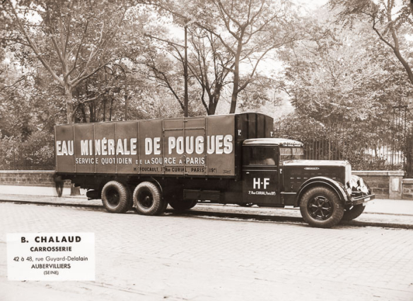 Camion Berliet de l'entreprise H. Foucault portant une publicité de l'eau minérale de Pougues (vers 1952). © Région Bourgogne-Franche-Comté, Inventaire du patrimoine