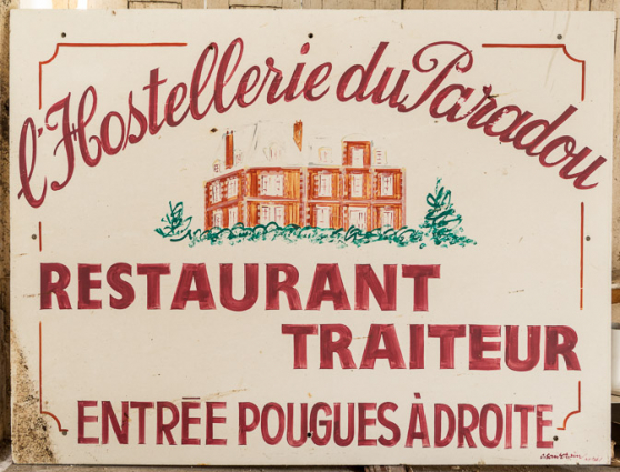 Enseigne de l'Hostellerie du Paradou, restaurant-traiteur, signée par Christian Souverain (de Nevers). © Région Bourgogne-Franche-Comté, Inventaire du patrimoine