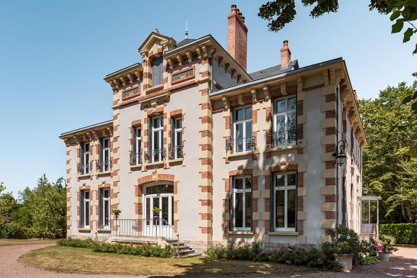 Vue de trois-quarts, depuis l'avenue. © Région Bourgogne-Franche-Comté, Inventaire du patrimoine